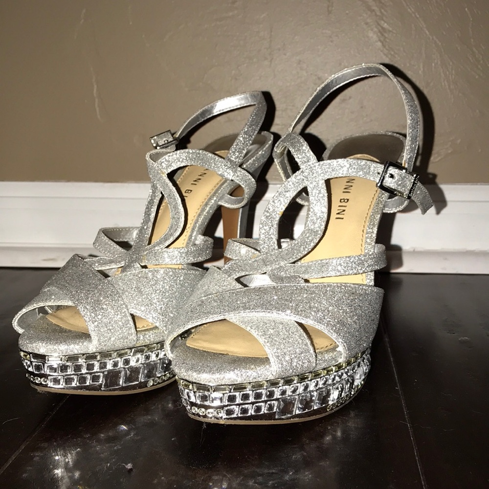 Gianni Bini Silver Heels Size 8.5 - LIKE NEW